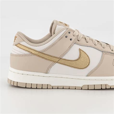 nike schoenen goud|nike hoge sandalen.